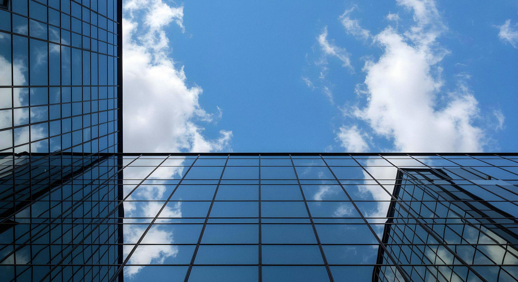 Vitrajul izolant pentru pereți cortină – Soluții avansate pentru eficiență energetică și performanță arhitecturală